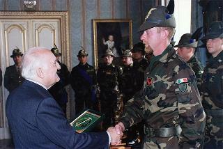 Rappresentanza della Brigata alpina "Taurinense", rientrata dalla missione in Bosnia, in servizio di guardia d'onore al Palazzo del Quirinale