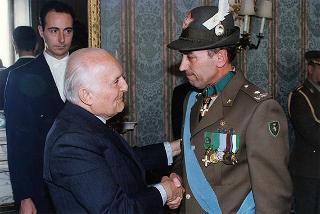 Rappresentanza della Brigata alpina "Taurinense", rientrata dalla missione in Bosnia, in servizio di guardia d'onore al Palazzo del Quirinale