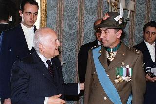 Rappresentanza della Brigata alpina "Taurinense", rientrata dalla missione in Bosnia, in servizio di guardia d'onore al Palazzo del Quirinale