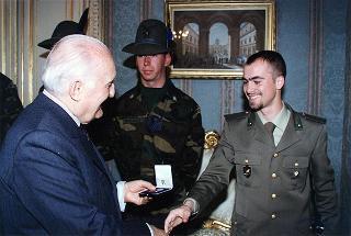 Rappresentanza della Brigata alpina "Taurinense", rientrata dalla missione in Bosnia, in servizio di guardia d'onore al Palazzo del Quirinale