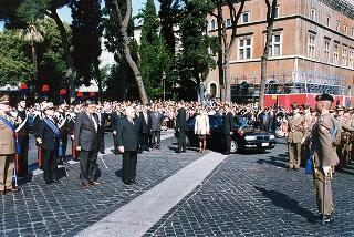 Roma, Piazza Venezia, Altare della Patria: deposizione di una corona d'alloro da parte del Presidente della Repubblica, per il 53° anniversario della Liberazione