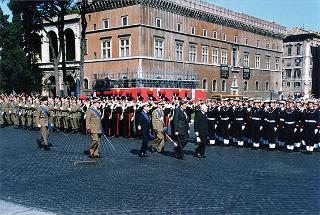 Roma, Piazza Venezia, Altare della Patria: deposizione di una corona d'alloro da parte del Presidente della Repubblica, per il 53° anniversario della Liberazione