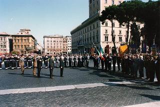 Roma, Piazza Venezia, Altare della Patria: deposizione di una corona d'alloro da parte del Presidente della Repubblica, per il 53° anniversario della Liberazione