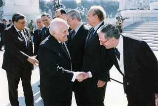 Roma, Piazza Venezia, Altare della Patria: deposizione di una corona d'alloro da parte del Presidente della Repubblica, per il 53° anniversario della Liberazione