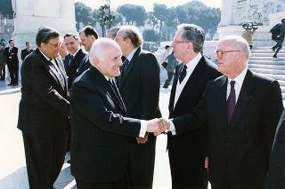 Roma, Piazza Venezia, Altare della Patria: deposizione di una corona d'alloro da parte del Presidente della Repubblica, per il 53° anniversario della Liberazione