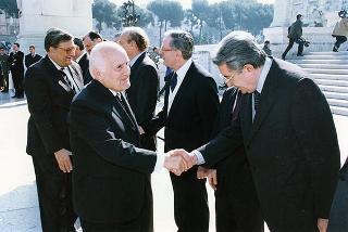 Roma, Piazza Venezia, Altare della Patria: deposizione di una corona d'alloro da parte del Presidente della Repubblica, per il 53° anniversario della Liberazione