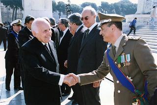 Roma, Piazza Venezia, Altare della Patria: deposizione di una corona d'alloro da parte del Presidente della Repubblica, per il 53° anniversario della Liberazione