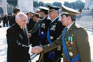 Roma, Piazza Venezia, Altare della Patria: deposizione di una corona d'alloro da parte del Presidente della Repubblica, per il 53° anniversario della Liberazione