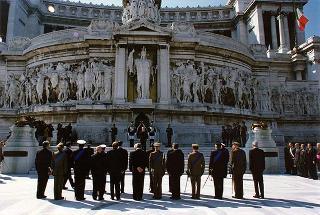 Roma, Piazza Venezia, Altare della Patria: deposizione di una corona d'alloro da parte del Presidente della Repubblica, per il 53° anniversario della Liberazione
