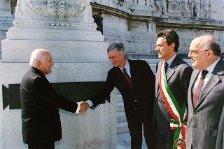 Roma, Piazza Venezia, Altare della Patria: deposizione di una corona d'alloro da parte del Presidente della Repubblica, per il 53° anniversario della Liberazione