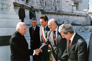 Roma, Piazza Venezia, Altare della Patria: deposizione di una corona d'alloro da parte del Presidente della Repubblica, per il 53° anniversario della Liberazione