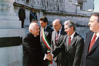 Roma, Piazza Venezia, Altare della Patria: deposizione di una corona d'alloro da parte del Presidente della Repubblica, per il 53° anniversario della Liberazione