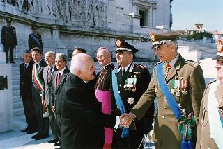 Roma, Piazza Venezia, Altare della Patria: deposizione di una corona d'alloro da parte del Presidente della Repubblica, per il 53° anniversario della Liberazione