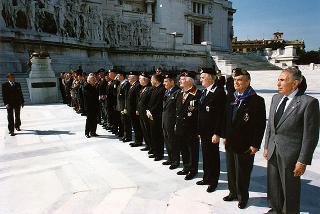 Roma, Piazza Venezia, Altare della Patria: deposizione di una corona d'alloro da parte del Presidente della Repubblica, per il 53° anniversario della Liberazione