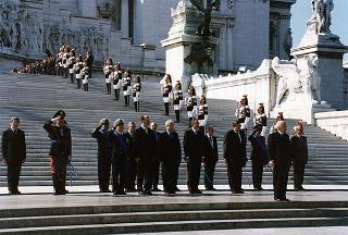 Roma, Piazza Venezia, Altare della Patria: deposizione di una corona d'alloro da parte del Presidente della Repubblica, per il 53° anniversario della Liberazione
