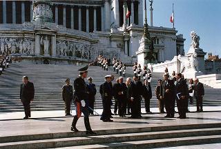 Roma, Piazza Venezia, Altare della Patria: deposizione di una corona d'alloro da parte del Presidente della Repubblica, per il 53° anniversario della Liberazione