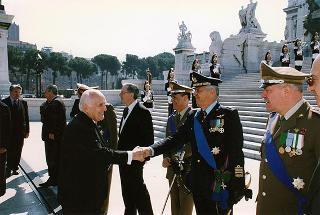 Roma, Piazza Venezia, Altare della Patria: deposizione di una corona d'alloro da parte del Presidente della Repubblica, per il 53° anniversario della Liberazione