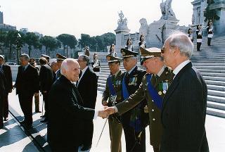 Roma, Piazza Venezia, Altare della Patria: deposizione di una corona d'alloro da parte del Presidente della Repubblica, per il 53° anniversario della Liberazione