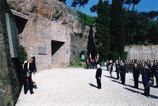 Roma, Mausoleo Ardeatino: deposizione di una corona d'alloro da parte del Presidente della Repubblica, per il 53° anniversario della Liberazione