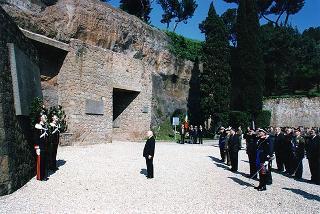 Roma, Mausoleo Ardeatino: deposizione di una corona d'alloro da parte del Presidente della Repubblica, per il 53° anniversario della Liberazione