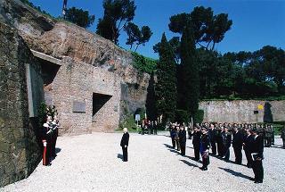 Roma, Mausoleo Ardeatino: deposizione di una corona d'alloro da parte del Presidente della Repubblica, per il 53° anniversario della Liberazione