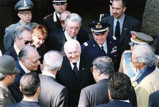 Roma, Mausoleo Ardeatino: deposizione di una corona d'alloro da parte del Presidente della Repubblica, per il 53° anniversario della Liberazione