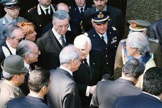 Roma, Mausoleo Ardeatino: deposizione di una corona d'alloro da parte del Presidente della Repubblica, per il 53° anniversario della Liberazione