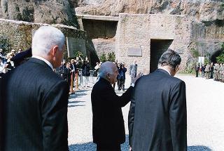 Roma, Mausoleo Ardeatino: deposizione di una corona d'alloro da parte del Presidente della Repubblica, per il 53° anniversario della Liberazione