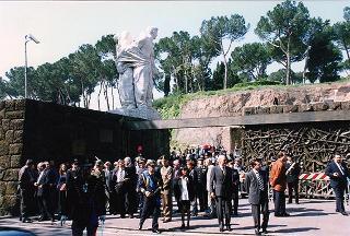 Roma, Mausoleo Ardeatino: deposizione di una corona d'alloro da parte del Presidente della Repubblica, per il 53° anniversario della Liberazione