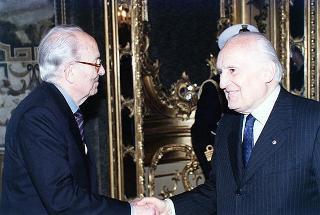Gen. Francesco Cavalera, presidente dell'Associazione nazionale reduci dalla prigionia, con una delegazione del sodalizio, la Commissione di assegnazione ed i vincitori del Premio "Targa Icaro"