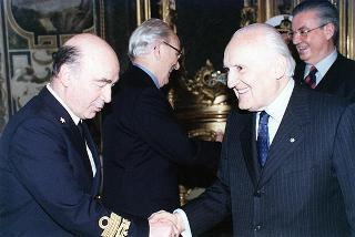 Gen. Francesco Cavalera, presidente dell'Associazione nazionale reduci dalla prigionia, con una delegazione del sodalizio, la Commissione di assegnazione ed i vincitori del Premio "Targa Icaro"