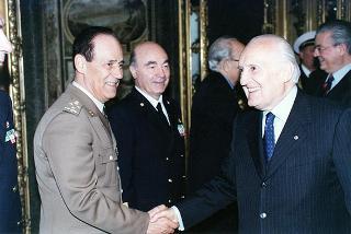 Gen. Francesco Cavalera, presidente dell'Associazione nazionale reduci dalla prigionia, con una delegazione del sodalizio, la Commissione di assegnazione ed i vincitori del Premio "Targa Icaro"