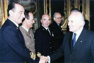 Gen. Francesco Cavalera, presidente dell'Associazione nazionale reduci dalla prigionia, con una delegazione del sodalizio, la Commissione di assegnazione ed i vincitori del Premio "Targa Icaro"