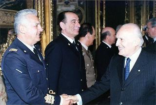 Gen. Francesco Cavalera, presidente dell'Associazione nazionale reduci dalla prigionia, con una delegazione del sodalizio, la Commissione di assegnazione ed i vincitori del Premio "Targa Icaro"