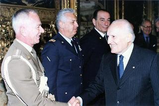 Gen. Francesco Cavalera, presidente dell'Associazione nazionale reduci dalla prigionia, con una delegazione del sodalizio, la Commissione di assegnazione ed i vincitori del Premio "Targa Icaro"