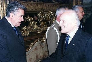 Gen. Francesco Cavalera, presidente dell'Associazione nazionale reduci dalla prigionia, con una delegazione del sodalizio, la Commissione di assegnazione ed i vincitori del Premio "Targa Icaro"