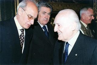 Gen. Francesco Cavalera, presidente dell'Associazione nazionale reduci dalla prigionia, con una delegazione del sodalizio, la Commissione di assegnazione ed i vincitori del Premio "Targa Icaro"