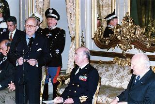 Gen. Francesco Cavalera, presidente dell'Associazione nazionale reduci dalla prigionia, con una delegazione del sodalizio, la Commissione di assegnazione ed i vincitori del Premio "Targa Icaro"