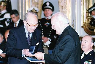 Gen. Francesco Cavalera, presidente dell'Associazione nazionale reduci dalla prigionia, con una delegazione del sodalizio, la Commissione di assegnazione ed i vincitori del Premio "Targa Icaro"