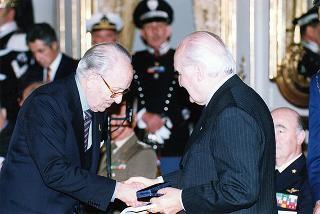 Gen. Francesco Cavalera, presidente dell'Associazione nazionale reduci dalla prigionia, con una delegazione del sodalizio, la Commissione di assegnazione ed i vincitori del Premio "Targa Icaro"