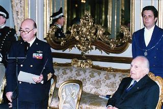 Gen. Francesco Cavalera, presidente dell'Associazione nazionale reduci dalla prigionia, con una delegazione del sodalizio, la Commissione di assegnazione ed i vincitori del Premio "Targa Icaro"