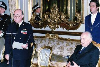 Gen. Francesco Cavalera, presidente dell'Associazione nazionale reduci dalla prigionia, con una delegazione del sodalizio, la Commissione di assegnazione ed i vincitori del Premio "Targa Icaro"