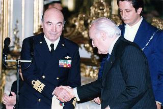 Gen. Francesco Cavalera, presidente dell'Associazione nazionale reduci dalla prigionia, con una delegazione del sodalizio, la Commissione di assegnazione ed i vincitori del Premio "Targa Icaro"