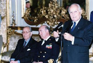 Gen. Francesco Cavalera, presidente dell'Associazione nazionale reduci dalla prigionia, con una delegazione del sodalizio, la Commissione di assegnazione ed i vincitori del Premio "Targa Icaro"