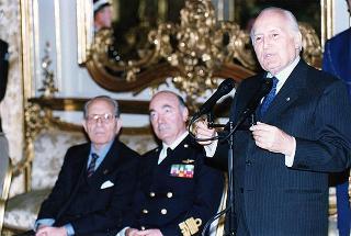 Gen. Francesco Cavalera, presidente dell'Associazione nazionale reduci dalla prigionia, con una delegazione del sodalizio, la Commissione di assegnazione ed i vincitori del Premio "Targa Icaro"