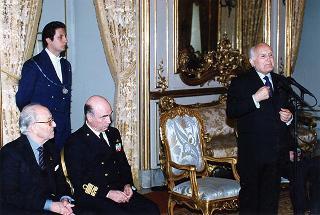 Gen. Francesco Cavalera, presidente dell'Associazione nazionale reduci dalla prigionia, con una delegazione del sodalizio, la Commissione di assegnazione ed i vincitori del Premio "Targa Icaro"