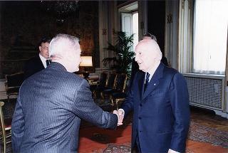 Onn. Elvio Ruffino, Walter Bielli e Tiziana Valpiana, con i genitori dei tre paracadutisti deceduti in incidenti di aviolancio
