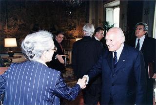 Onn. Elvio Ruffino, Walter Bielli e Tiziana Valpiana, con i genitori dei tre paracadutisti deceduti in incidenti di aviolancio