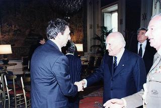 Onn. Elvio Ruffino, Walter Bielli e Tiziana Valpiana, con i genitori dei tre paracadutisti deceduti in incidenti di aviolancio