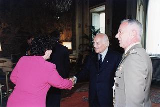 Onn. Elvio Ruffino, Walter Bielli e Tiziana Valpiana, con i genitori dei tre paracadutisti deceduti in incidenti di aviolancio